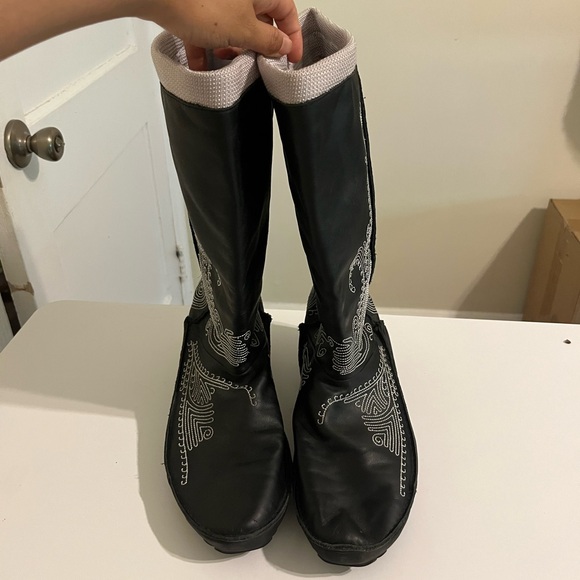 Vintage Black and White Embroidered Puma Boots - Picture 2 of 6